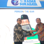 Rektor Unusida saat Menerima Penghargaan Person of The Year dari Radar Surabaya (Foto: Humas Unusida)