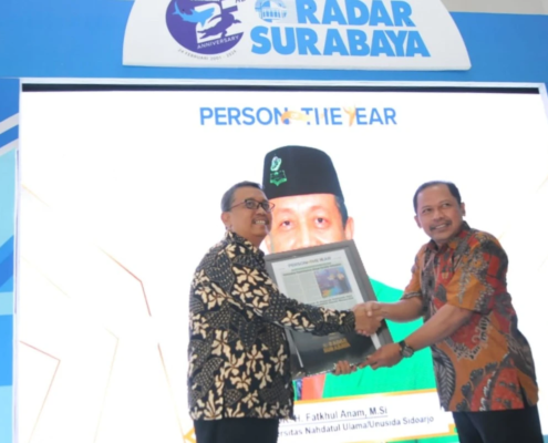 Rektor Unusida saat Menerima Penghargaan Person of The Year dari Radar Surabaya (Foto: Humas Unusida)